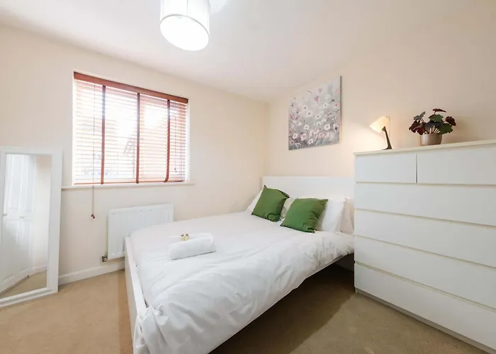 Sevastopol Four Bedroom House Near Gloucester Road 布里斯托