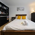Ferienhaus Sevastopol Four Bedroom House Near Gloucester Road