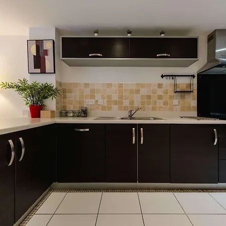Sevastopol Four Bedroom House Near Gloucester Road Бристоль