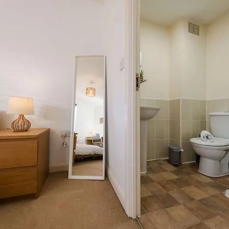 Дом отдыха Sevastopol Four Bedroom House Near Gloucester Road
