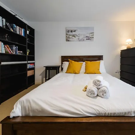 בית נופש Sevastopol Four Bedroom House Near Gloucester Road