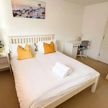 Sevastopol Four Bedroom House Near Gloucester Road 度假居