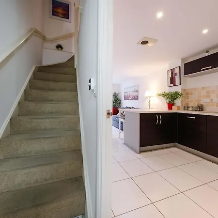 Prázdninový dům Sevastopol Four Bedroom House Near Gloucester Road Bristol