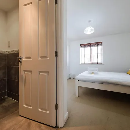 Sevastopol Four Bedroom House Near Gloucester Road Feriehus Bristol