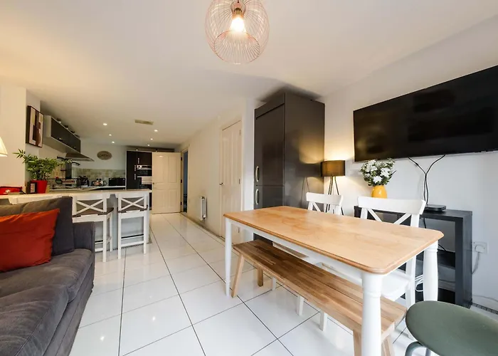 Sevastopol Four Bedroom House Near Gloucester Road Hébergement de vacances *