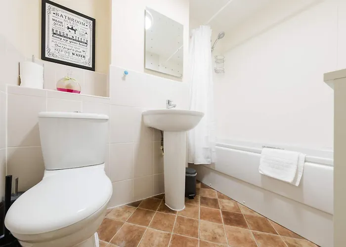 Sevastopol Four Bedroom House Near Gloucester Road Hébergement de vacances Bristol